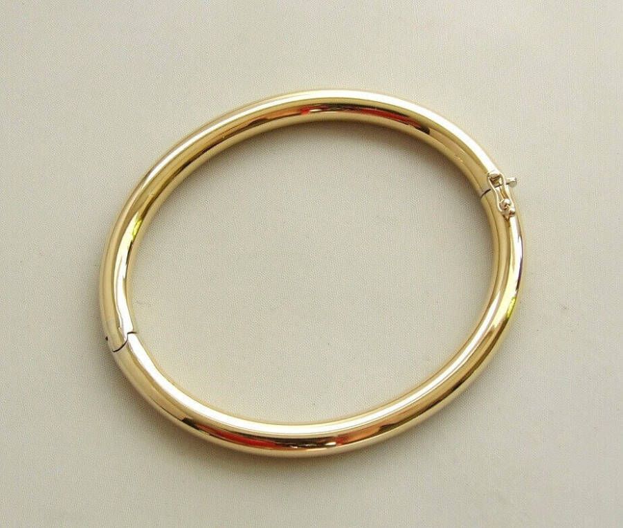 Christian Geel gouden slavenarmband rond model